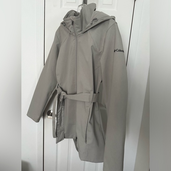 Elegant Columbia Rain Jacket - Picture 1 of 6